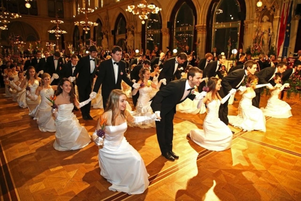 Jetzt geht die Wiener Ballsaison so richtig los: Auch heuer locken Blumen-, Zuckerbäcker- oder Opernball und Co auf die Tanzfläche.