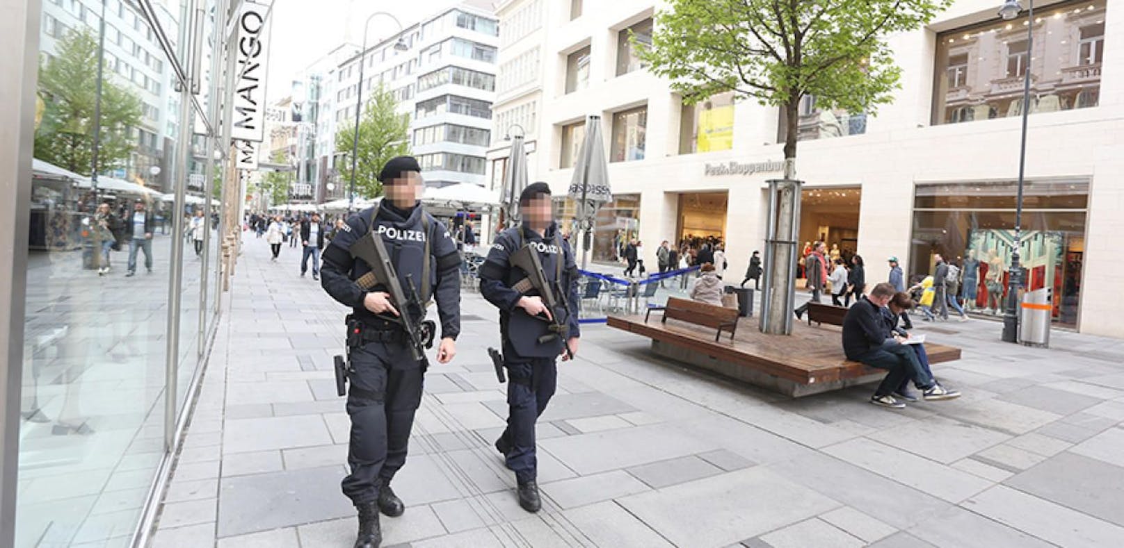 Schwer bewaffnete Polizisten auf der Kärntner Straße: Zum Schutz der Ostermärkte