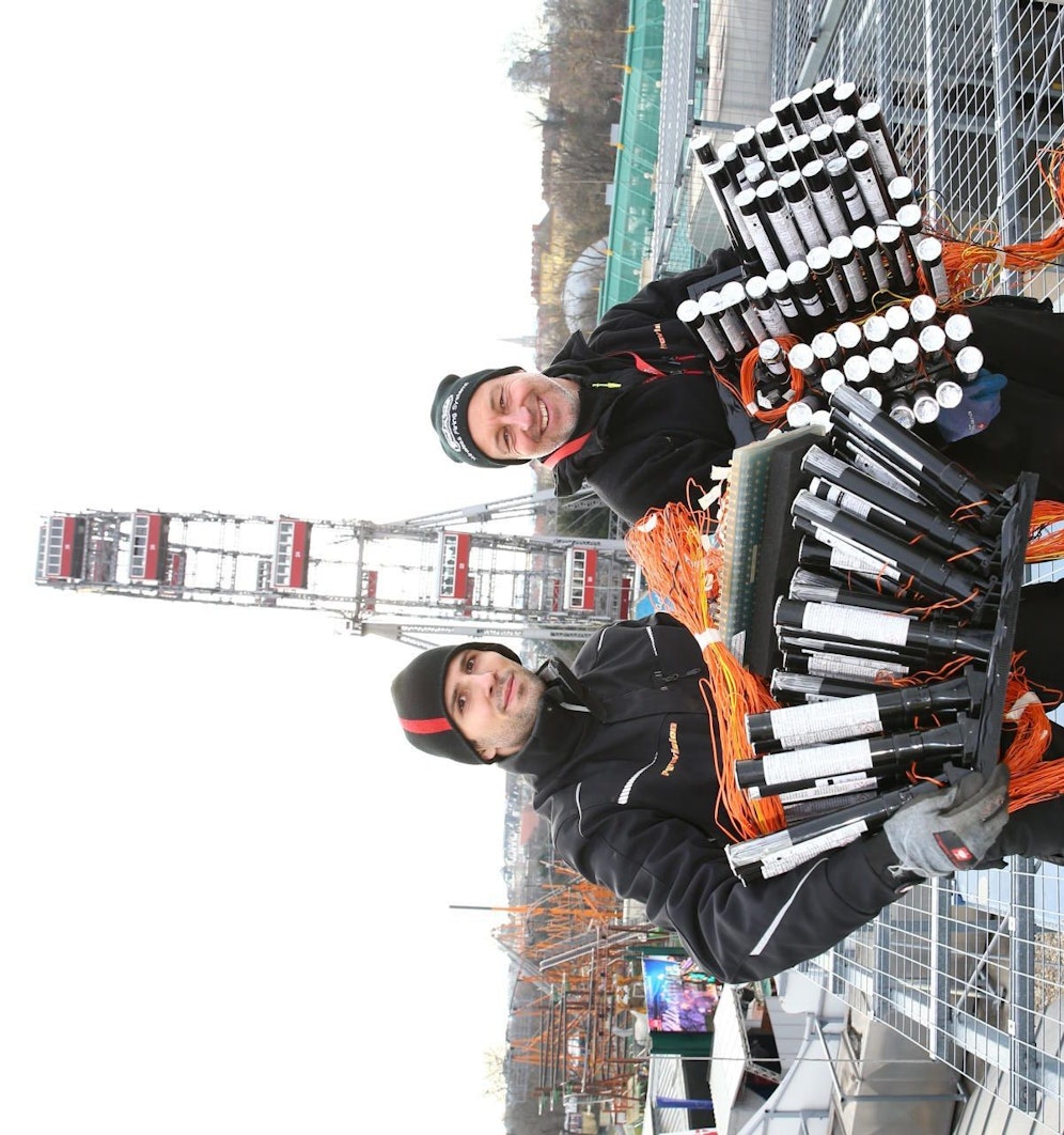 Christian Czech (r.) mit einem seiner fünf Pyro-Assistenten.