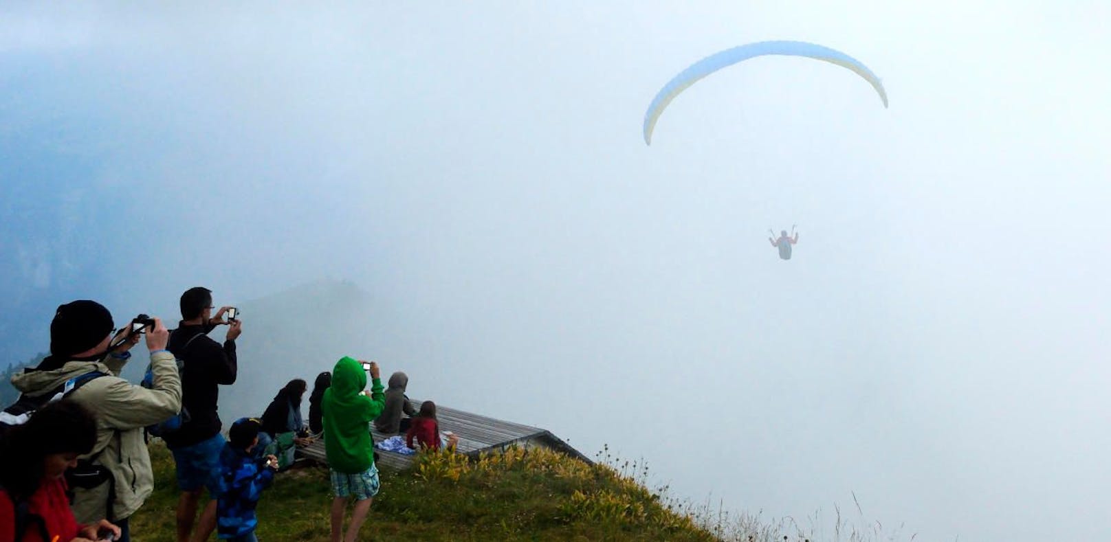 Ein Gleitschirmflieger startet vom Diedamskopf bei Schoppernau im Voralberg. Symbolfoto