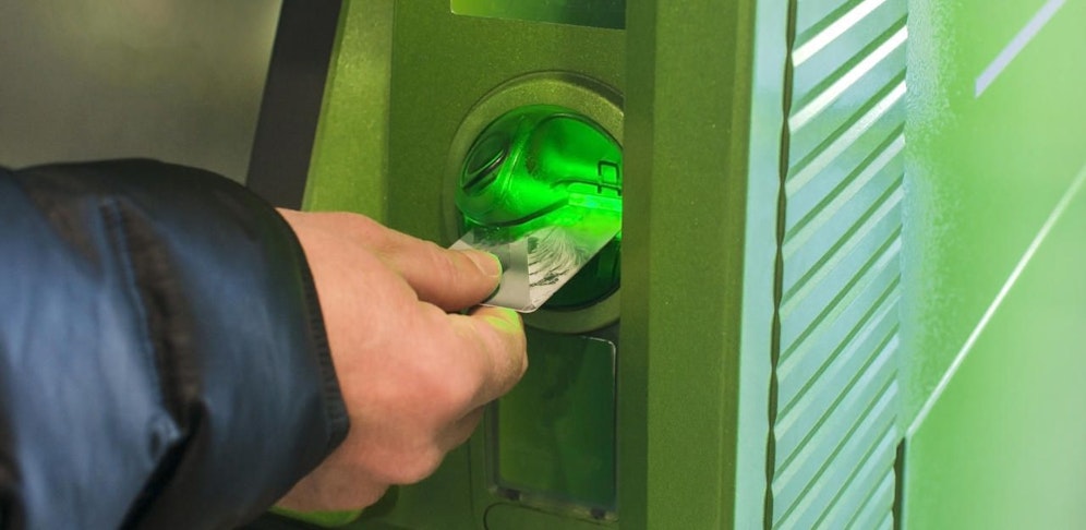 Der Ukrainer hob gerne Geld mit fremden Bankomatkarten ab.