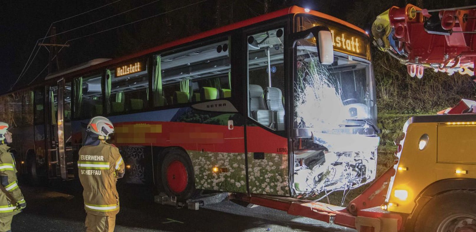 Tödliche Frontalkollision mit Bus löst Massencrash a...