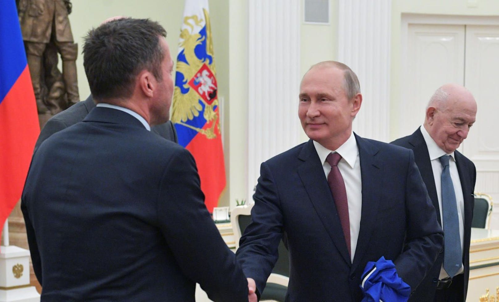 Lothar Matthäus schüttelt die Hand von Russland-Präsident Wladimir Putin. 