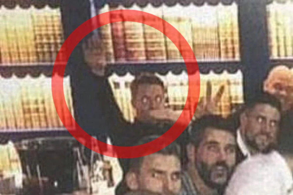Zeigt Wales-Teamgoalie Wayne Hennessey hier den Nazi-Gruß?