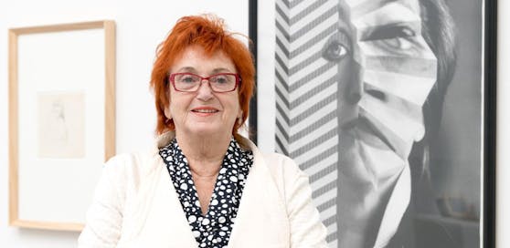 Die Künstlerin Valie Export vor einem ihrer Werke im Linzer Lentos