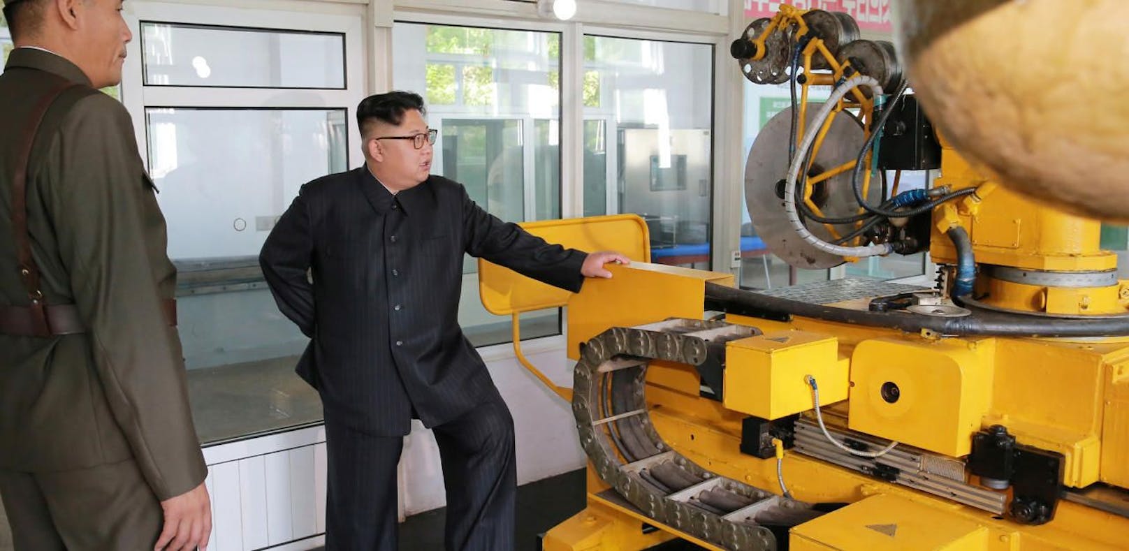 Kim Jong-un ließ sich zuletzt beim Besuch einer Chemiewaffenfabrik ablichten.