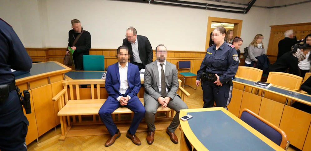 Zwei Cousins, einer war Filialleiter, der andere sein Regional-Chef, finanzierten mit einem "genialen" Trick ihre Spielsucht. Sie druckten im Schulungszentrum der Handelskette Gutscheine aus, die aber echtes Geld wert waren. Am 15. Jänner 2020 standen die jungen Männer vor Gericht.