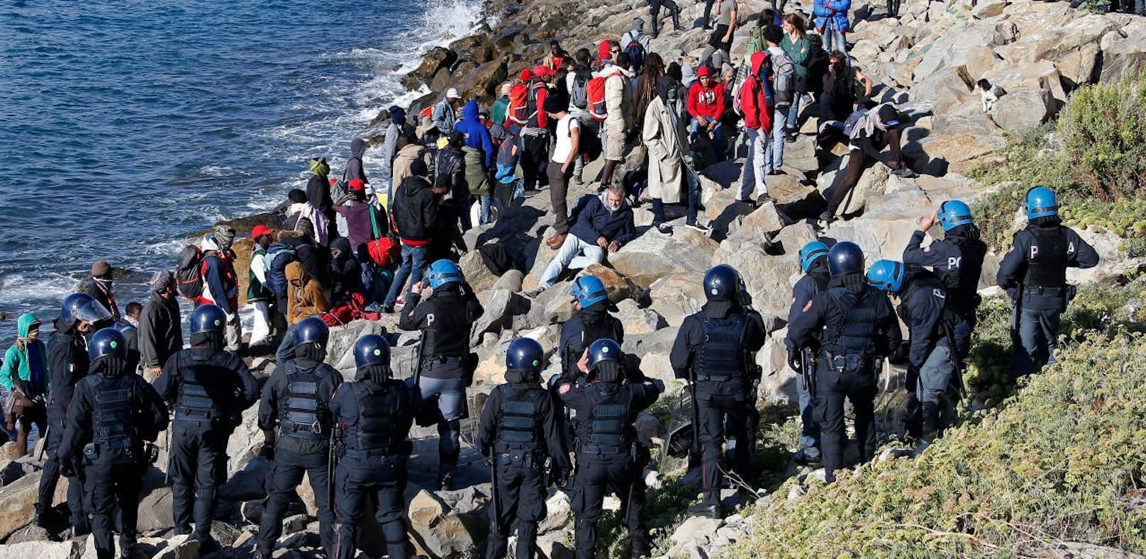 Polizisten gegen Migranten: In der italienischen Grenzstadt Ventimiglia kam es zu Unruhen. 
