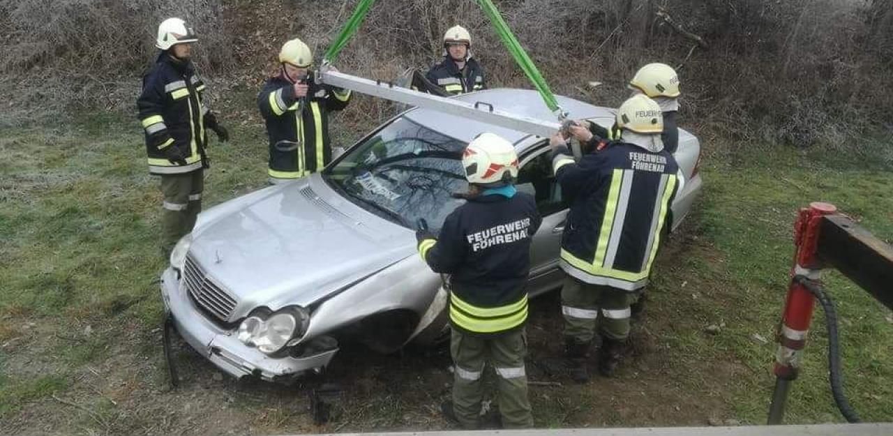 Heute.at - Lenker schlitterte über Böschung - schwer verletzt
