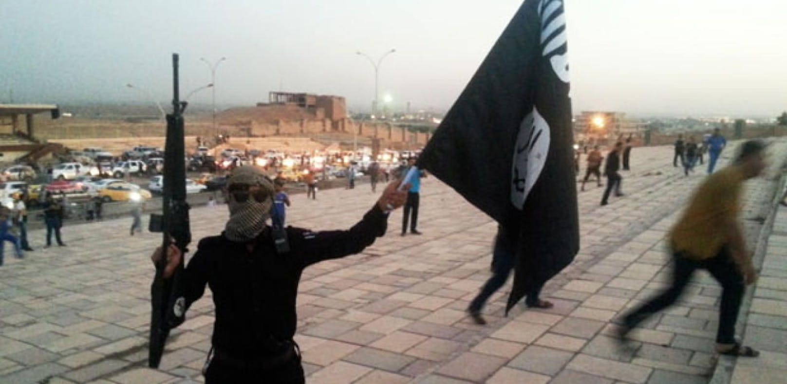 Ein IS-Kämpfer in Mossul. (Symbolbild)