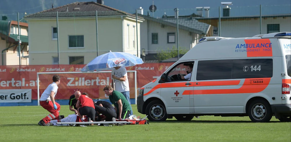 Der Ajax-Profi Abdelhak Nouri brach auf dem Spielfeld zusammen -  er liegt jetzt im "künstlichen Koma", ist aber außer Lebensgefahr. 
