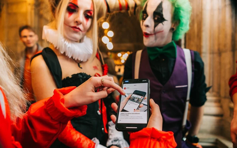 Die neue VIECC App führt Dich zu den Autogrammstunden der Stargäste und hält für Dich sogar den Platz frei. 