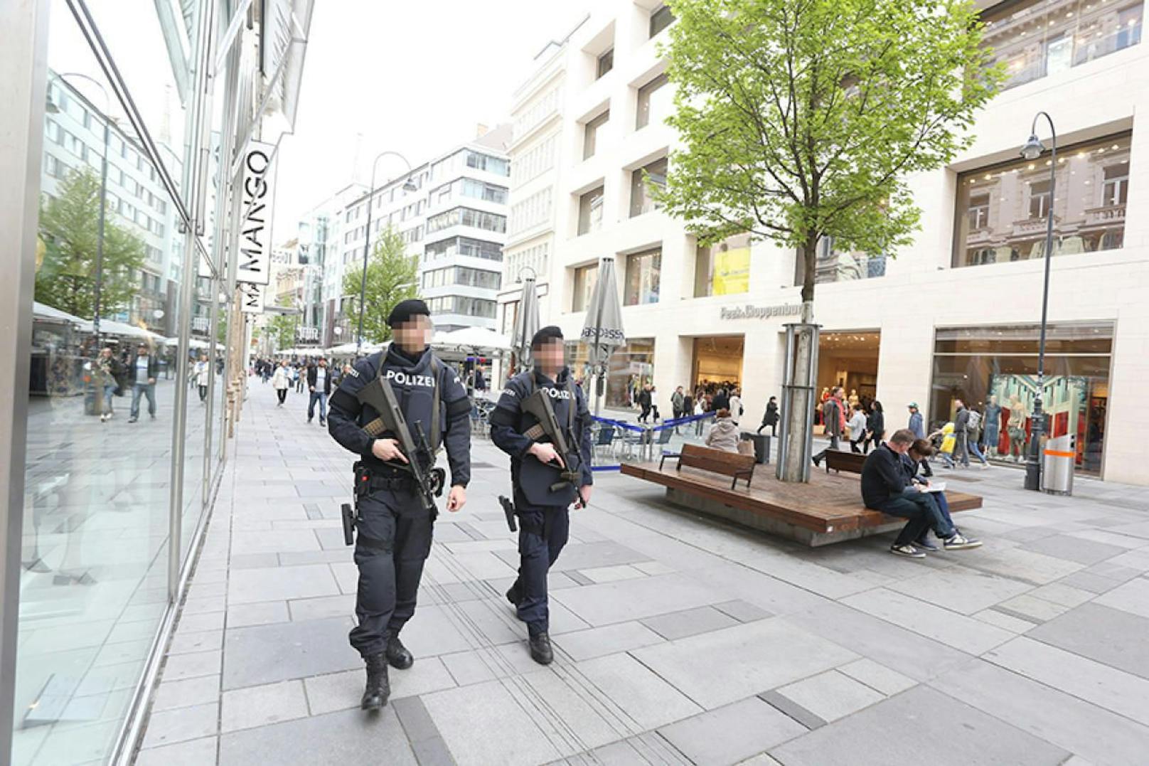 Polizisten patrouillieren mit Maschinenpistole auf der Kärntner Straße.