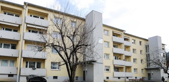 Ein 37 Jahre alter Mann ist nach zwei Stichen mit einem Messer in seiner Wohnung in einem Mehrparteienhaus in Judenburg verblutet. Seine 32 Jahre alte Lebensgefährtin wurde festgenommen.