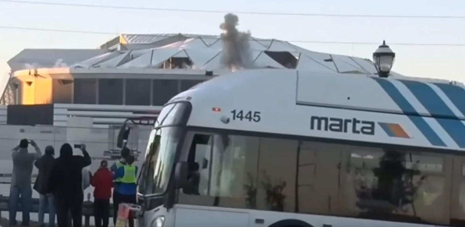 Bus blockt Kamera bei Stadion-Sprengung