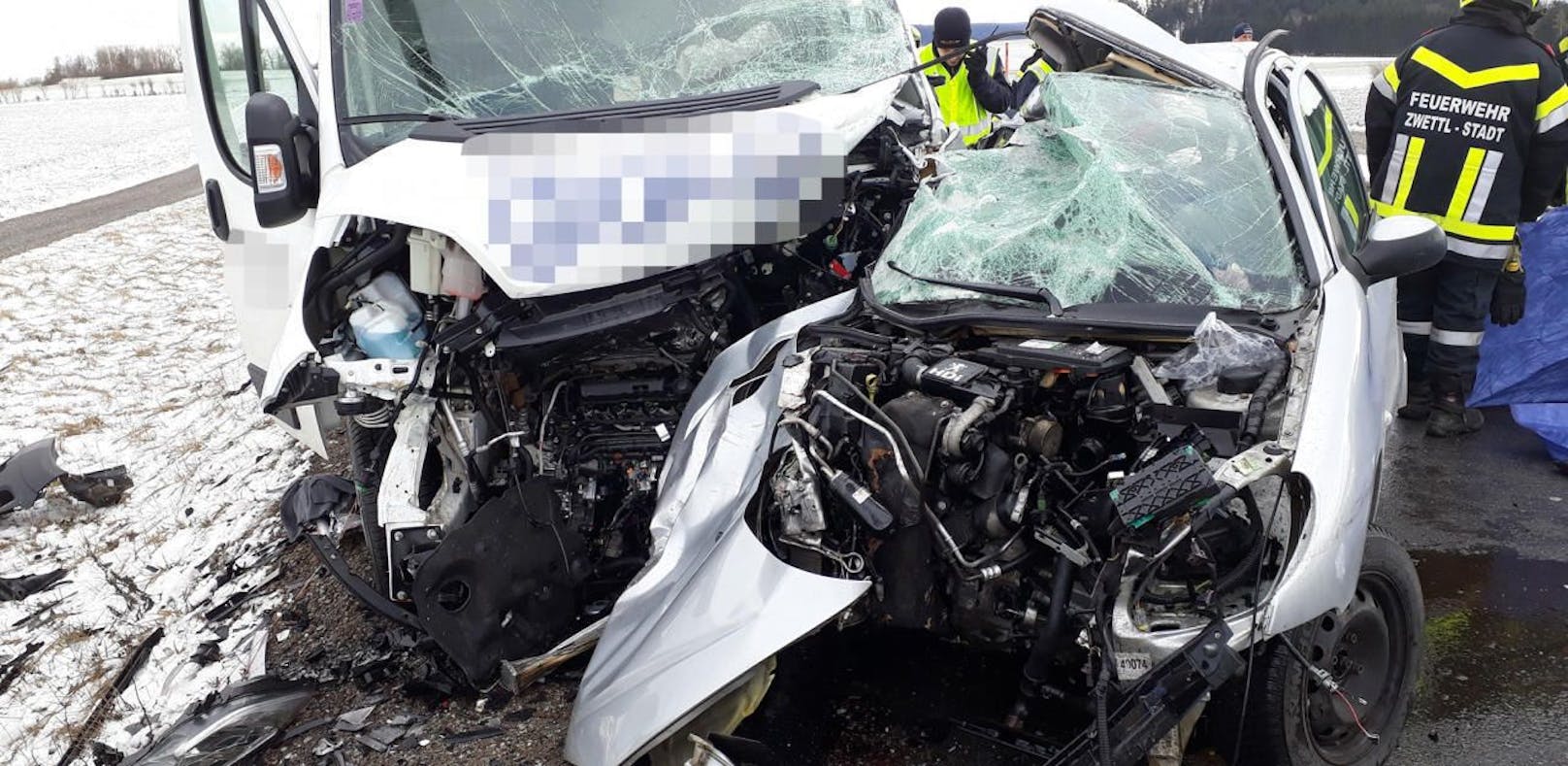 Tödlicher Verkehrsunfall in Zwettl: Ein Pkw und ein Kleintransporter waren zusammengeprallt.