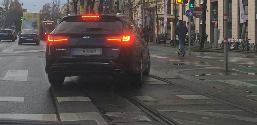 Ein "Heute"-Leser entdeckte dieses lustige Wunschkennzeichen.