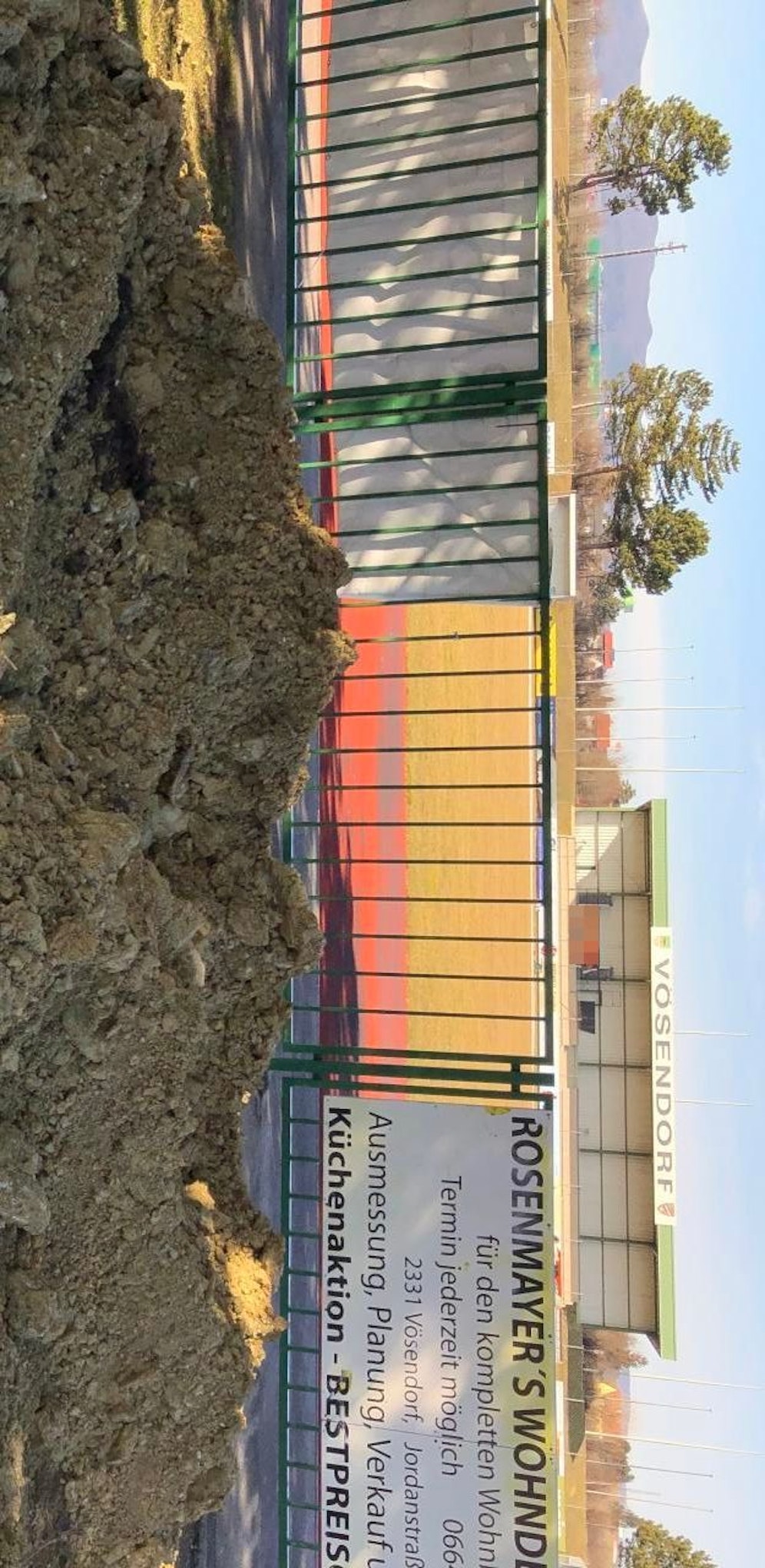 Sportplatz: Erste Grabungen.