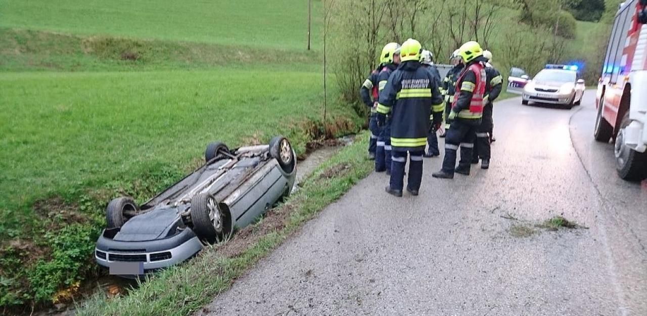Heute.at - Endstation Bach: VW macht Köpfler ins Wasser