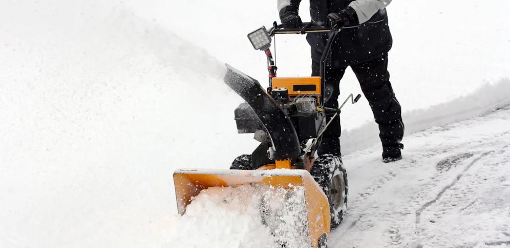 Der Mann wollte die Schneefräse reinigen und verletzte sich