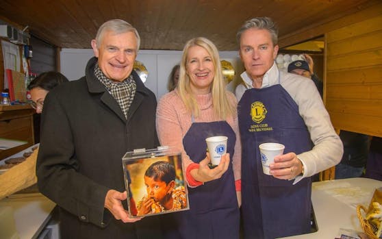 Thomas Schäfer-Elmayr, Claudia Stöckl und Alfons Haider schenkten für den guten Zweck aus.