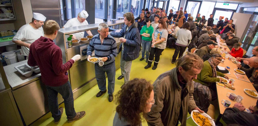 In der Gruft wird kostenlos Essen ausgegeben. In diesem Winter war es mehr als im letzten. 