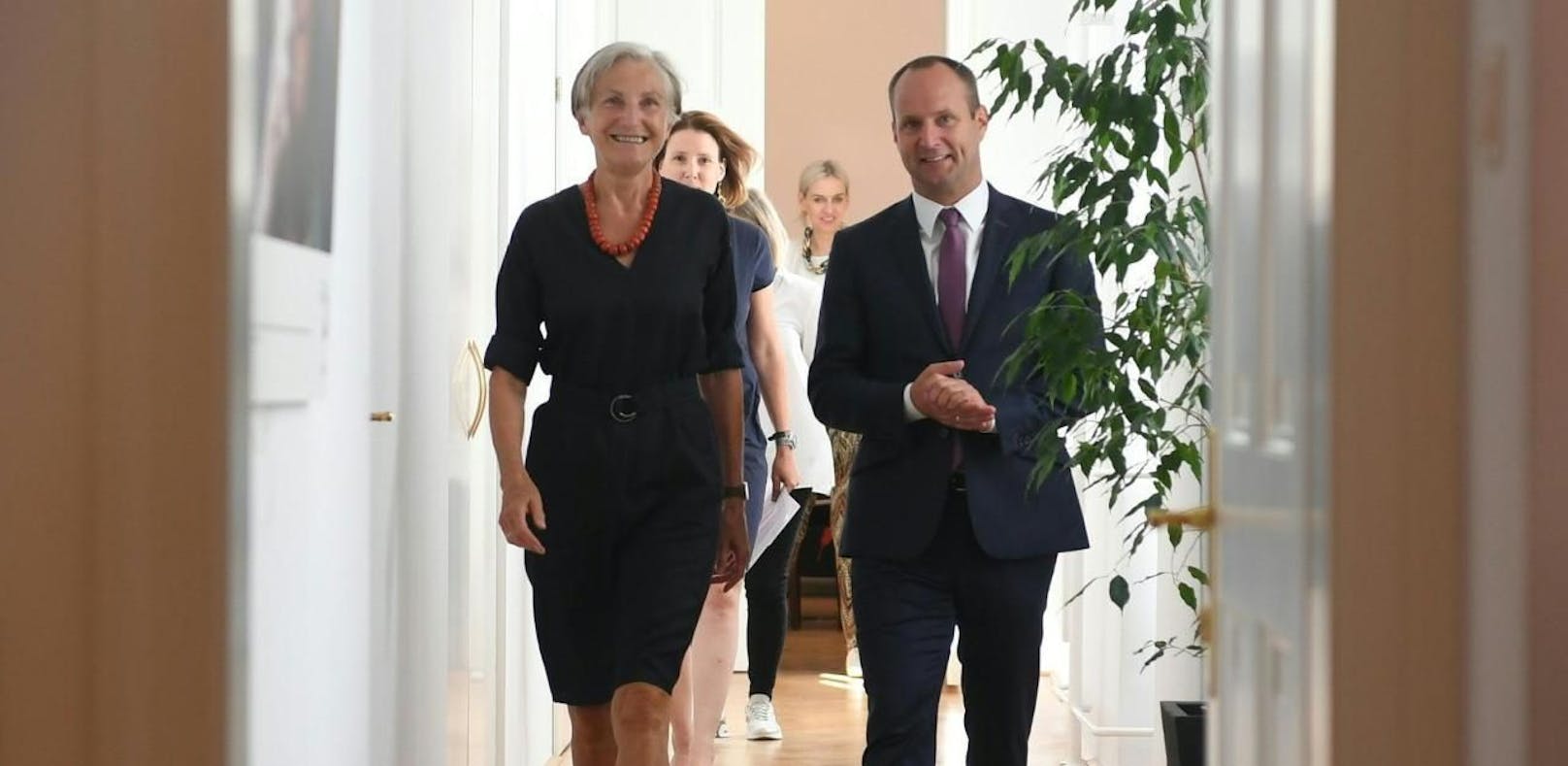 NEOS-Chef Strolz mit Irmgard Griss