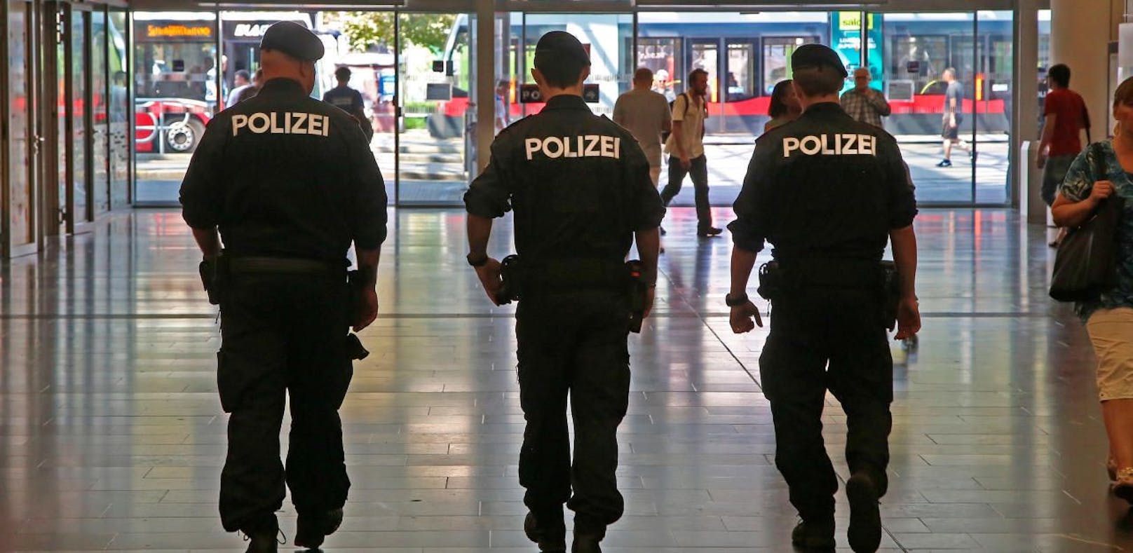 Ein Polizist wurde in der Nacht auf Donnerstag am Praterstern von einem 36-Jährigen attackiert.