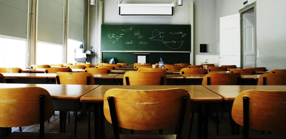 In Kirchdorf soll ein 12-Jähriger einen Mitschüler während des Unterrichts mit dem Umbringen bedroht haben.