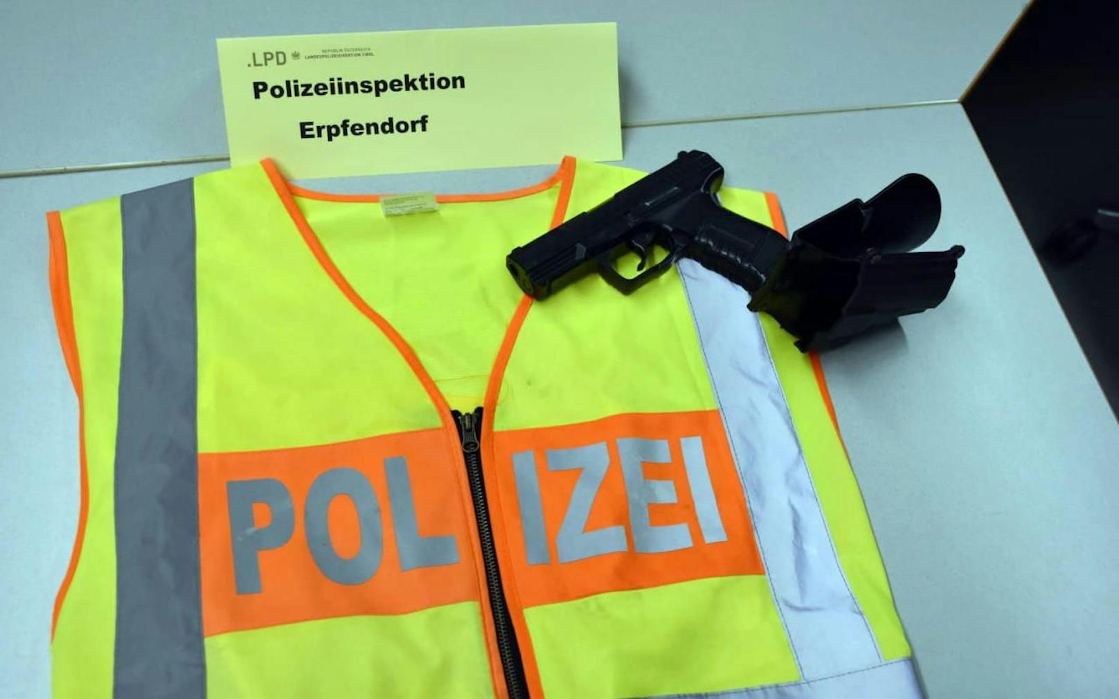 Eine Warnweste mit der Aufschrift &quot;Polizei&quot; sowie täuschend echt wirkende Spielzeugpistolen wurden sichergestellt.