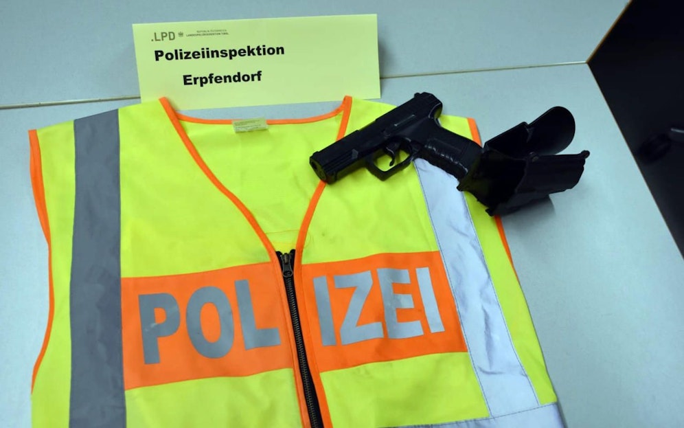 Eine Warnweste mit der Aufschrift "Polizei" sowie täuschend echt wirkende Spielzeugpistolen wurden sichergestellt.