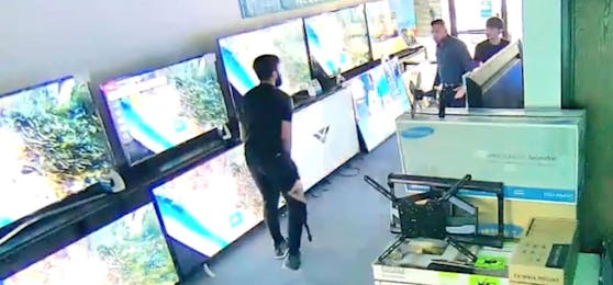 Nach dem Vorfall: Die Hose des Opfers hängt in Fetzen vom Bein, Angestellte eilen entsetzt herbei.