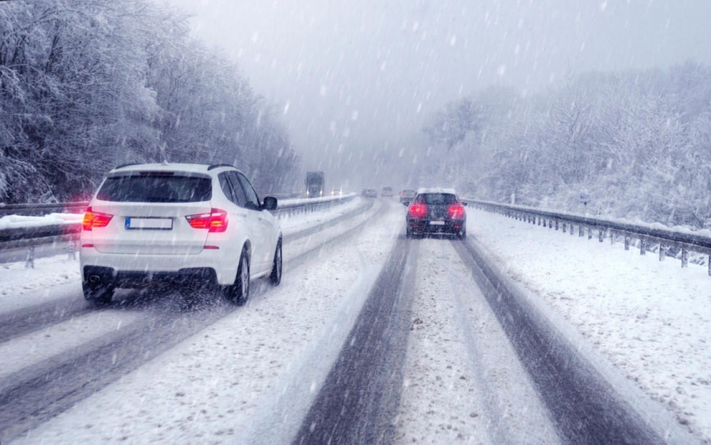 Schneebedeckte Straße erfordern die richtige Bereifung.