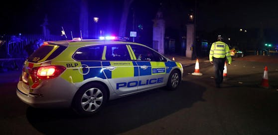 Die Londoner Polizei nah meiner Messerangreifer vor dem Buckingham Palast in London fest. Ein Terrorhintergrund wird vermutet.