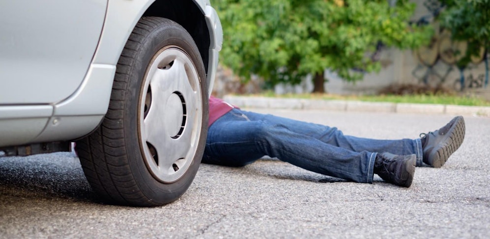 Der 33-Jährige soll von einem Lenker in einem grauen Kombi, der Marke Audi, angefahren worden sein. (Symbolbild).