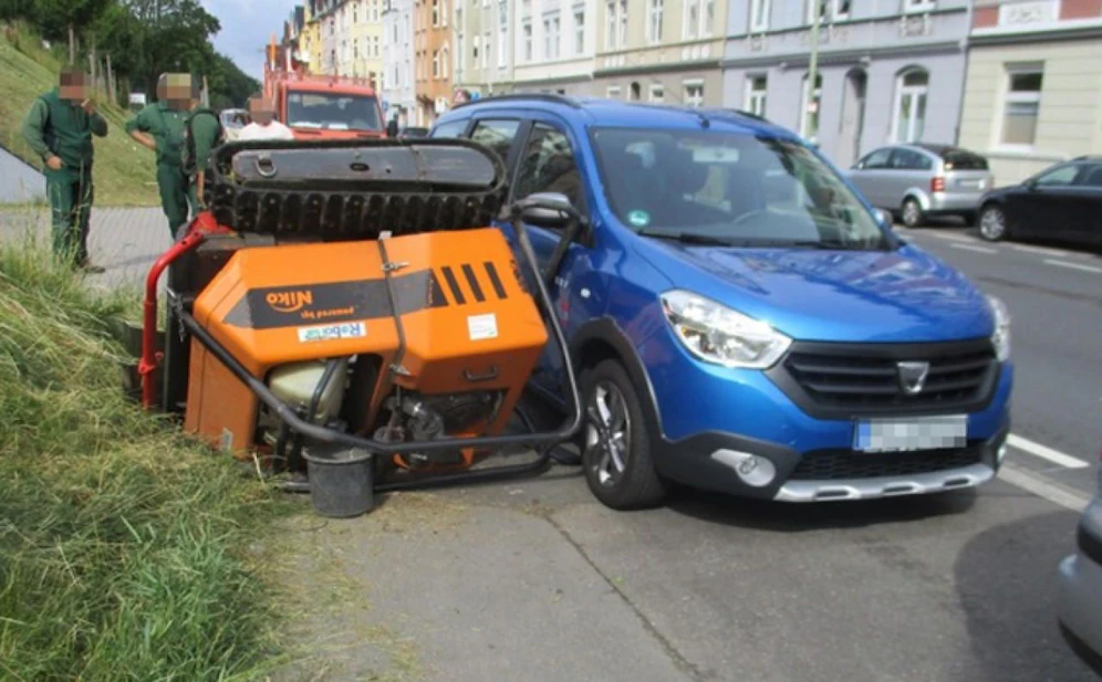 Der Mähroboter krachte in das Auto