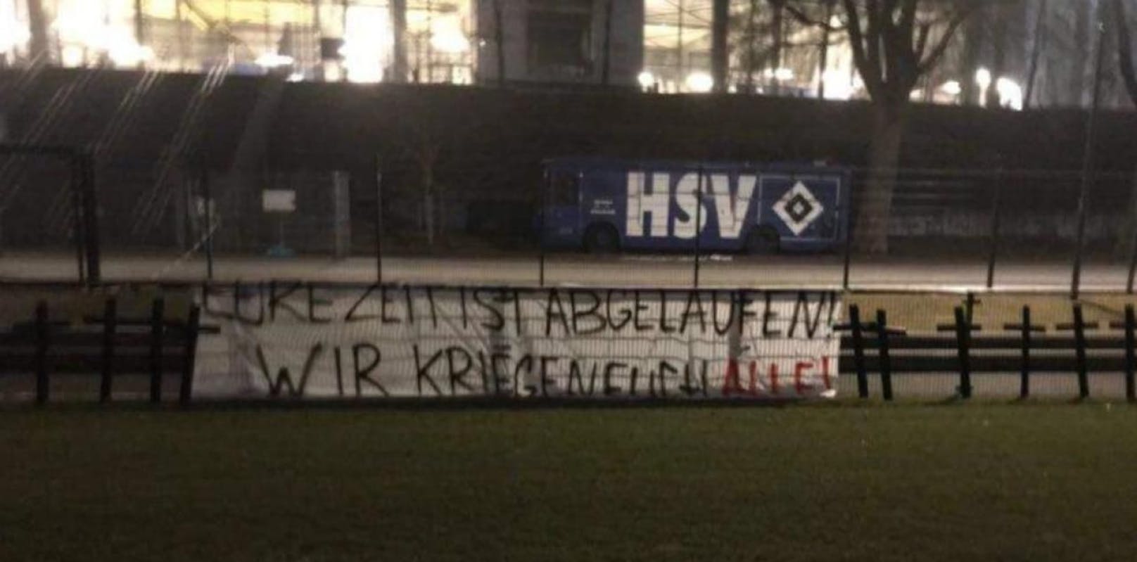 Elf Kreuze, dazu der Spruch &quot;Eure Zeit ist abgelaufen&quot;. Die HSV-Fans sorgen für einen Eklat.