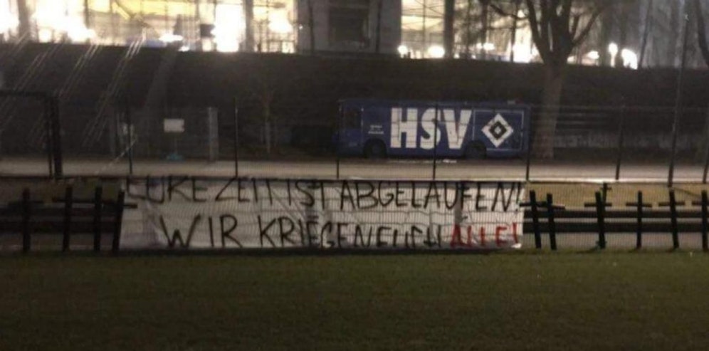 Elf Kreuze, dazu der Spruch "Eure Zeit ist abgelaufen". Die HSV-Fans sorgen für einen Eklat.