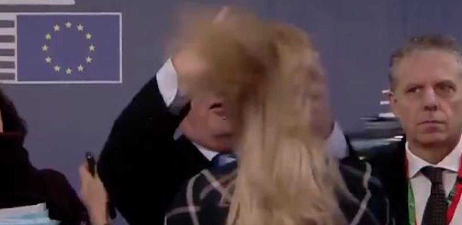 Was macht Juncker mit Haaren einer blonden Frau?