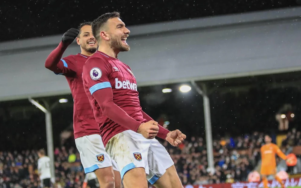 Robert Snodgrass jubelt