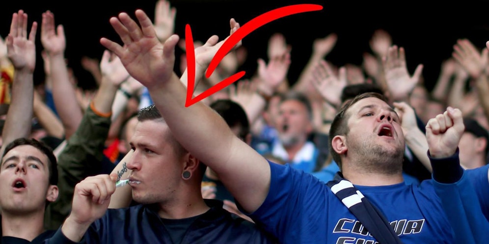 Sauber! Dieser Hoffenheim-Fan greift während des Spiels zur Zahnbürste.