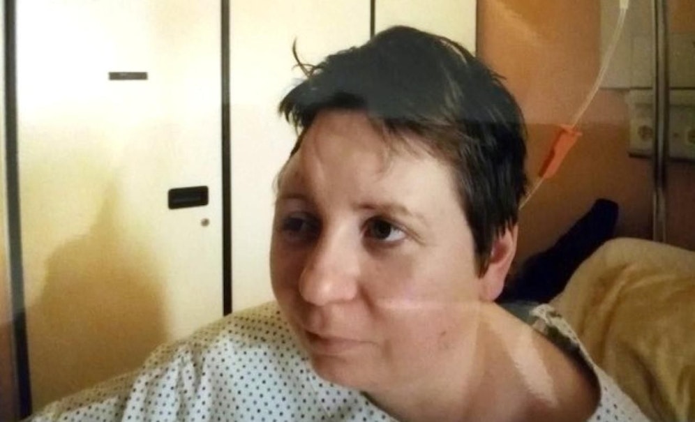 Zierstück verletzte Barbara S. am Kopf. 