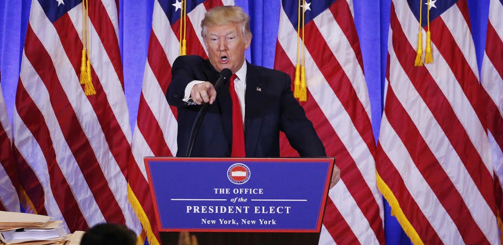 Trump streitet bei einer Pressekonferenz im Jänner mit CNN-Reporter Jim Acosta.