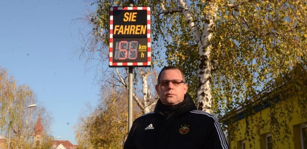 Bürgermeister Thomas Sabbata-Valteiner vor einer der Anzeigen. 