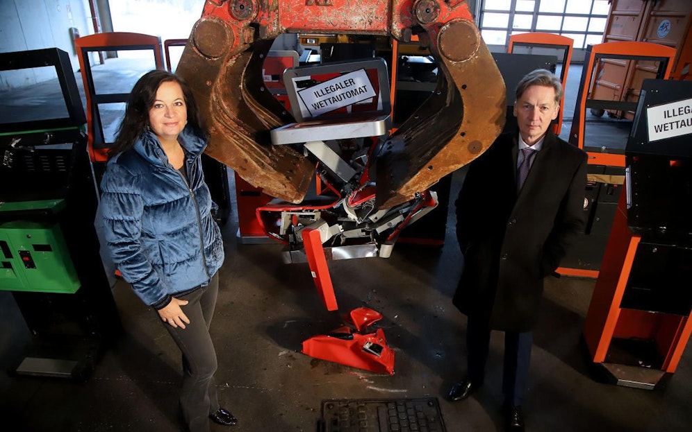 Stadträtin Ulli Sima und Dietmar Klose, Leiter der MA 36 besuchten die MA 48 bei der Zerstörung von illegalen Wettautomaten.