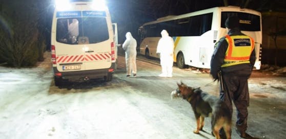 Die ungarische Polizei am Tatort. Auch mit Hunden wird nach Spuren gesucht.