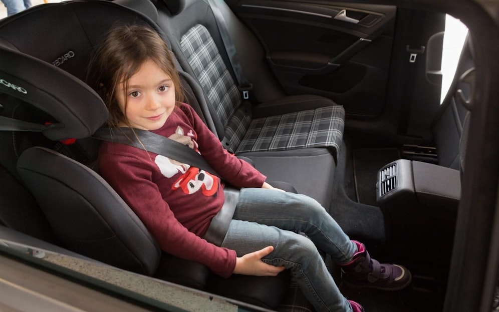 So ist es richtig! Wer auf die Kindersicherheit im Auto "vergisst", muss bis zu 5.000 Euro Strafe zahlen.