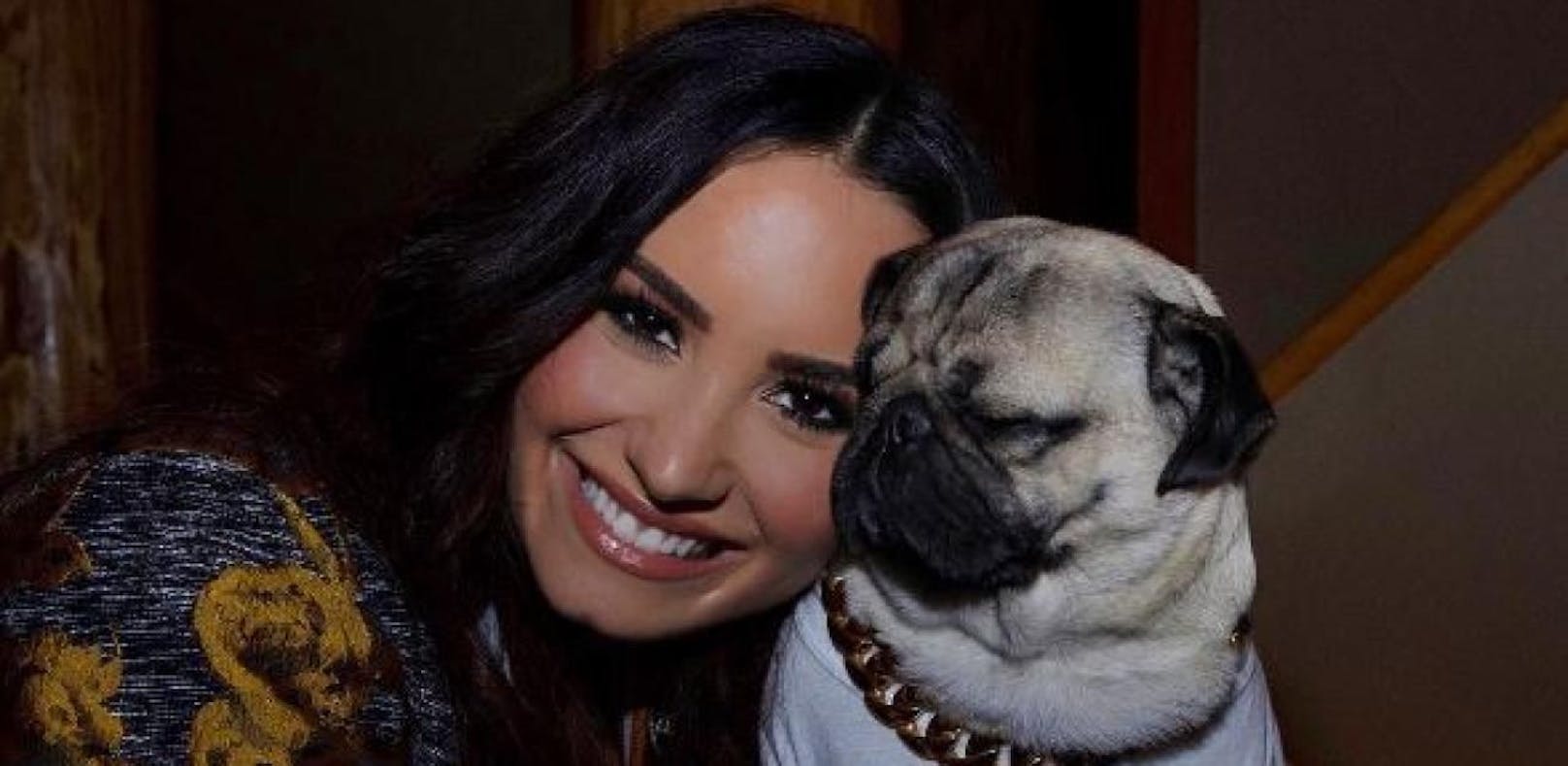 Demi Lovato posiert mit ihrem Mops Doug