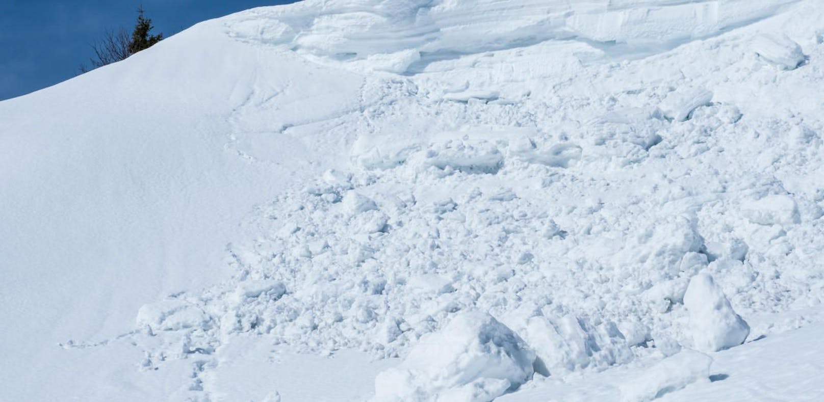 Tourengeher löst Lawine aus und stirbt im Schnee