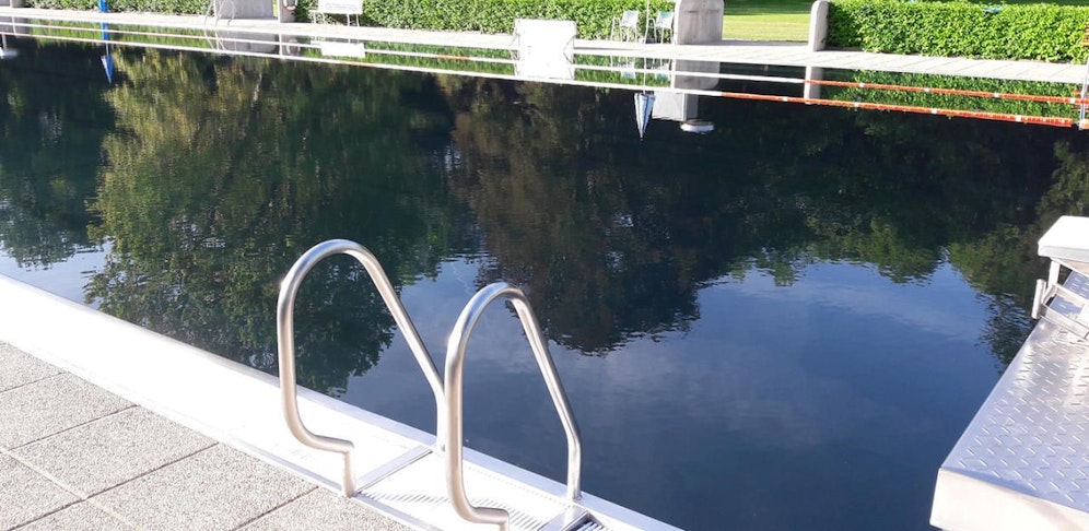 Das graue Wasser im 50-Meter-Sportbecken des Akademiebades.